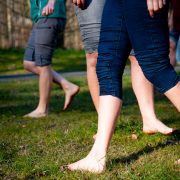 Waldbaden-nackte-Füße-auf-Waldboden