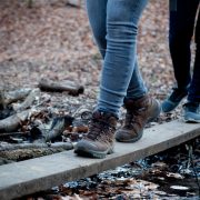 Waldbaden-Beine-balancieren-auf-Balken