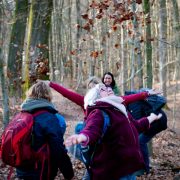 Waldbaden-tanzende-Frau-unter-Blättern