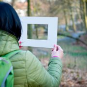 Waldbaden-Frau-hält-Bilderrahmen