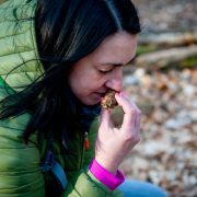 Waldbaden-Frau-riecht-an-Zapfen