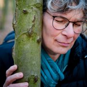 Waldbaden-Frau-umarmt-Baum